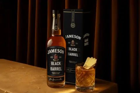 Butelka Jameson Black Barrel i szklanka z drinkiem. Na etykiecie butelki widnieje informacja o zawartości alkoholu: 40% obj.
