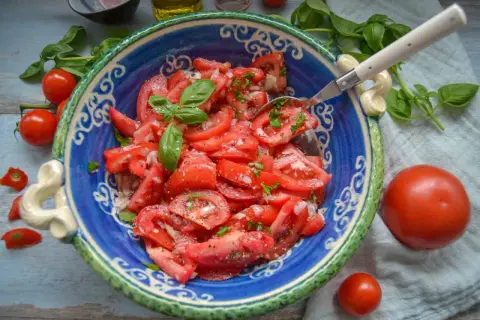 Frischer Tomatensalat mit Zwiebeln und Basilikum, ein einfaches tomatensalat rezept.