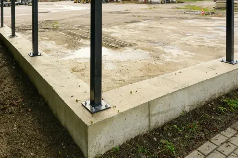 Solidne mocowanie słupków ogrodzeniowych do betonu. Solidna podstawa dla przyszłego ogrodzenia.