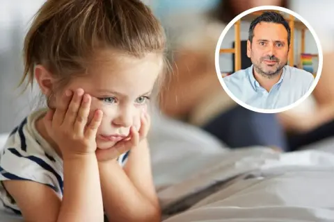 Niña pensativa en la cama, con un hombre en un círculo. Ideas para relajación para niños de 3 a 5 años.