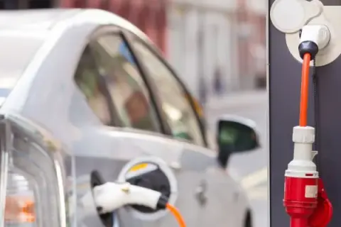 Ile energii potrzeba do ładowania samochodu elektrycznego? Sprawdź koszty i czas