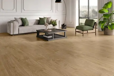 Elegante salón con sofá gris, mesa de centro y sillón verde, sobre un cálido pavimento SPC de madera.