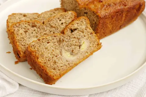 En saftig banankaka, perfekt att baka med banan. Skivorna visar den gyllene ytan och mjuka inkråmet.
