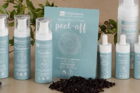 Una colección de productos de belleza para tu rutina skincare: cremas, sérums y mascarilla peel-off, con ingredientes naturales como arándanos y melisa.