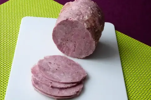 Domowa szynka z szynkowara, pokrojona w plastry. Idealna na kanapki. Szynkowar przepisy to świetny pomysł na zdrowe wędliny.