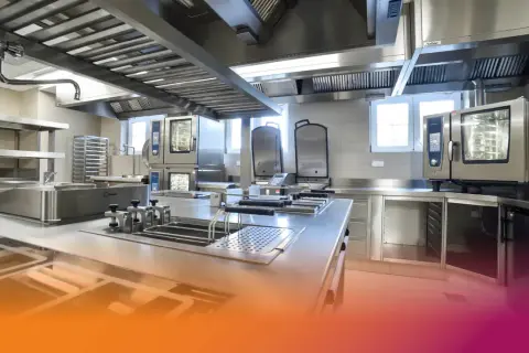 Cucina professionale moderna, esempio di progettazione cucina ristorante con attrezzature in acciaio inox, forni combinati e piani di lavoro funzionali.