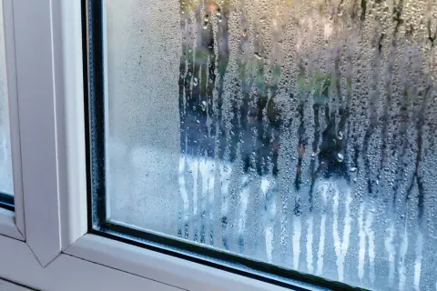 Zaparowane okna? Kondensacja: Poznaj przyczyny i rozwiązania w domu