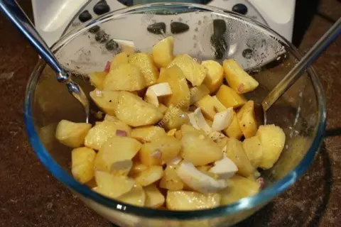 Vinaigrette salade de pommes de terre : finie la salade sèche !