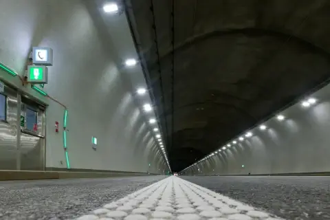 Nowy **tunel na Zakopiance** wita podróżnych rzędem zielonych świateł i nowoczesnym oświetleniem.