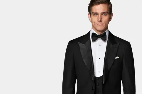 Eleganter Mann im Smoking mit Fliege, bereit für einen Anlass, bei dem "black tie optional" gilt.
