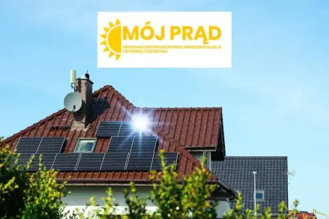 Panele fotowoltaiczne na dachu domu, symbol programu "Mój Prąd" - dofinansowanie do fotowoltaiki.