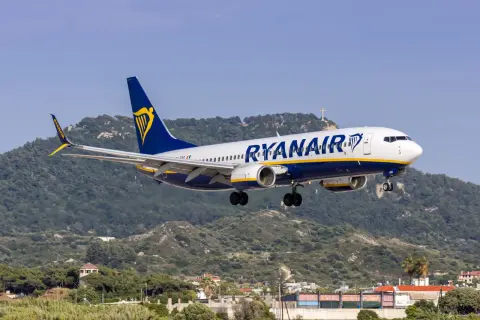Ryanair ląduje na Malcie, zbliżając się do zielonych wzgórz z krzyżem na szczycie.