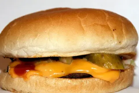 Jak zrobić hamburgera McDonald's w domu? Poznaj sekrety!