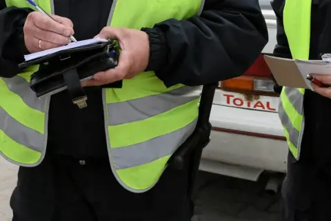 Policja w domu z alkomatem? Poznaj swoje prawa i uniknij błędów