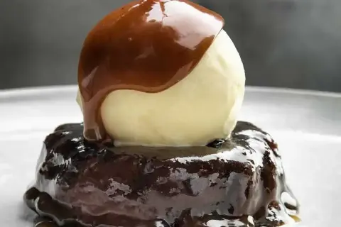 En chokladkaka med en kula vaniljglass, överdragen med en härlig marsansås. En dröm för alla sötsugna!