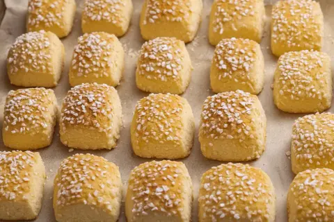En hel bricka med gyllene, gammaldags mandelkubb, toppade med pärlsocker. Perfekta för fikat!