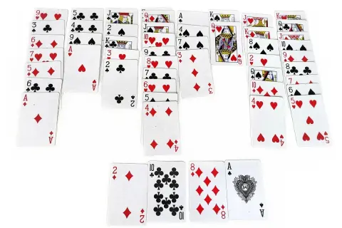 Karty do gry w **freecell klasyczny** ułożone w kolumny, gotowe do rozgrywki.
