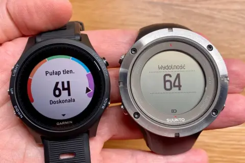 Porównanie zegarków sportowych: Garmin z kolorowym ekranem i pomiarem pułapu tlenowego oraz Suunto z monochromatycznym wyświetlaczem i wskaźnikiem wydolności.