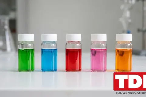 Cinco viales con líquidos de distintos colores: verde, azul, rojo, rosa y naranja. El color del anticongelante puede variar.