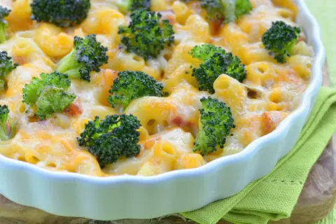 Leckerer Nudelauflauf ohne Vorkochen mit Brokkoli und geschmolzenem Käse in einer weißen Auflaufform.