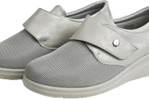 Scarpe grigie donna con velcro e inserti in mesh. Perfette per creare look casual e comodi, scopri come abbinare scarpe grigie donna con stile.