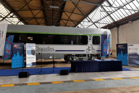Nowy wagon PKP Intercity "Combo" z rowerem na zielonej górze w Bydgoszczy.
