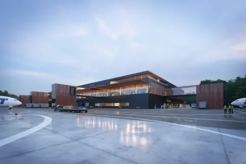 Nowoczesny terminal lotnisko Goleniów przyloty i odloty. Samoloty, bagaże i ludzie na płycie lotniska.