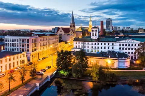 Wieczorne miasto, kościoły i fabryki. Idealne miejsce, by zastanowić się, co robić w Łodzi w niedzielę.