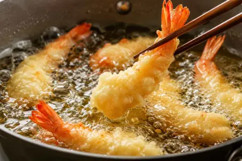 Krewetki w cieście smażą się na złoto w gorącym oleju. To właśnie tempura, pyszne danie, które warto znać!