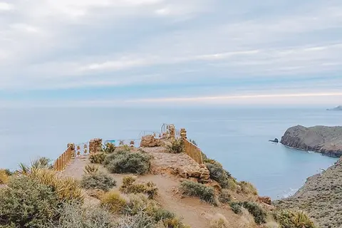 El mirador de la amatista ofrece vistas espectaculares del mar azul y la costa rocosa.
