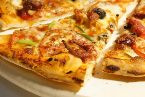 Ile kcal ma domowa pizza? Sprawdź, jak obniżyć kaloryczność