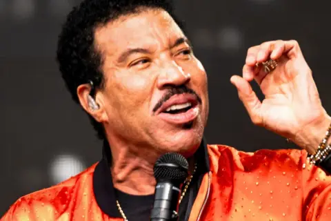 Lionel Richie śpiewa, a jego gesty są tak swobodne, jakby to był "easy like Sunday morning".