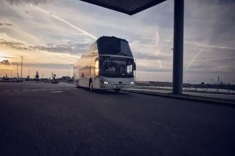 Autobús de dos pisos moderno, listo para un viaje. Su diseño elegante sugiere una vivienda móvil para aventuras.
