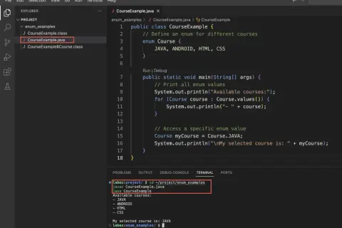 Code Java affichant les cours disponibles : JAVA, ANDROID, HTML, CSS. Le programme sélectionne et affiche "JAVA".