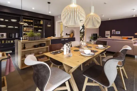 Moderne Essecke mit Holztisch, bequemen Stühlen und stilvoller Beleuchtung. Hier lässt sich die Essecke modern gestalten und genießen.