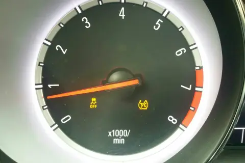 Kontrolka TC Opel Astra J świeci się, informując o wyłączonej kontroli trakcji. Obok widać kontrolkę ESP OFF.