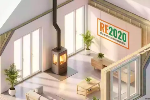 Un poêle moderne chauffe une pièce lumineuse, idéalement placé sous un escalier imaginaire. Le logo RE2020 rappelle la réglementation environnementale.