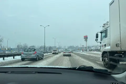 Śnieg na drodze w Katowicach. Ciężarówka i samochody w korku. Informacje drogowe Katowice.