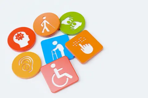 Icone colorate rappresentano ausili per la mobilità e accessibilità: disabilità visiva, uditiva, motoria, anziani, cognitiva e tattile.