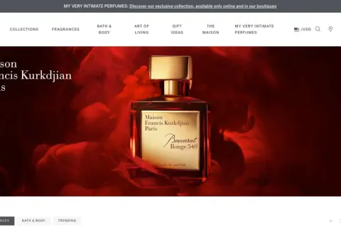 Elegancka butelka perfum Maison Francis Kurkdjian Baccarat Rouge 540 na tle czerwonych dymów.