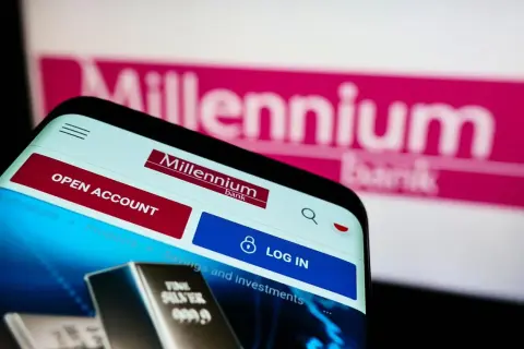 Sprawdzanie zajęcia egzekucyjnego w Millennium bank. Na ekranie telefonu widoczna strona logowania banku.
