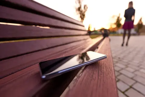 Zgubiłem telefon! Leży samotnie na ławce w parku, a ja już odchodzę.