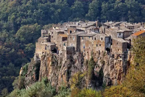 Antico borgo arroccato su una rupe, sembra un luogo dove le streghe calcata avrebbero potuto nascondersi tra le case di pietra e la vegetazione.