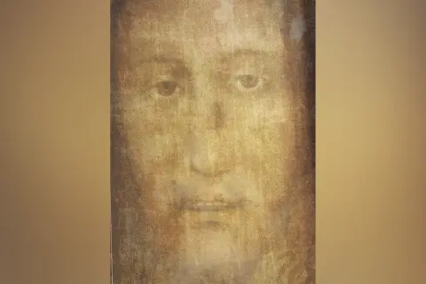 Oblicze Jezusa na chustce św. Weroniki, z widocznym wzorem tkaniny.