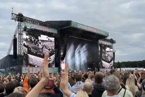 Tłum na Opener Festival, wszyscy wznoszą ręce. Na scenie wielkie ekrany, światła i artyści. Kto będzie następny?
