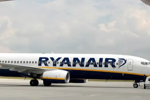 Samolot Ryanair na płycie lotniska. Pamiętaj o odprawie online ile przed wylotem, by uniknąć stresu.
