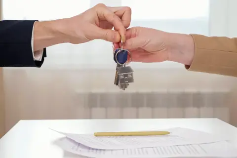 Przekazanie kluczy do mieszkania po podpisaniu umowy. Udany wynajem mieszkania!