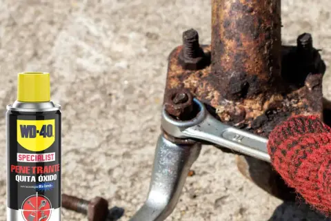 WD-40 Specialist Penetrante Quita Óxido ayuda a cómo quitar un tornillo pasado de rosca en metal oxidado.