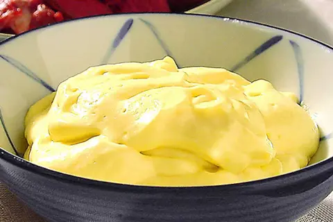 Krämig aioli i en skål, perfekt för ditt aioli recept.