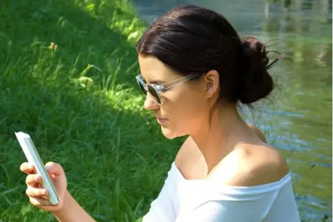 Czy ekran telefonu psuje wzrok? Sprawdź, jak chronić oczy przed szkodami